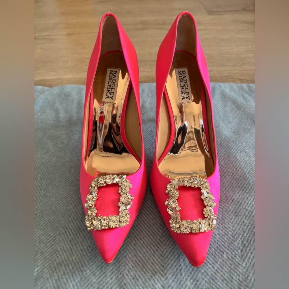 BADGLEY MISCHKA Cher Crystal Embellished Pump in Hot Pink Satin Size US 8.5 - Picture 3 of 16